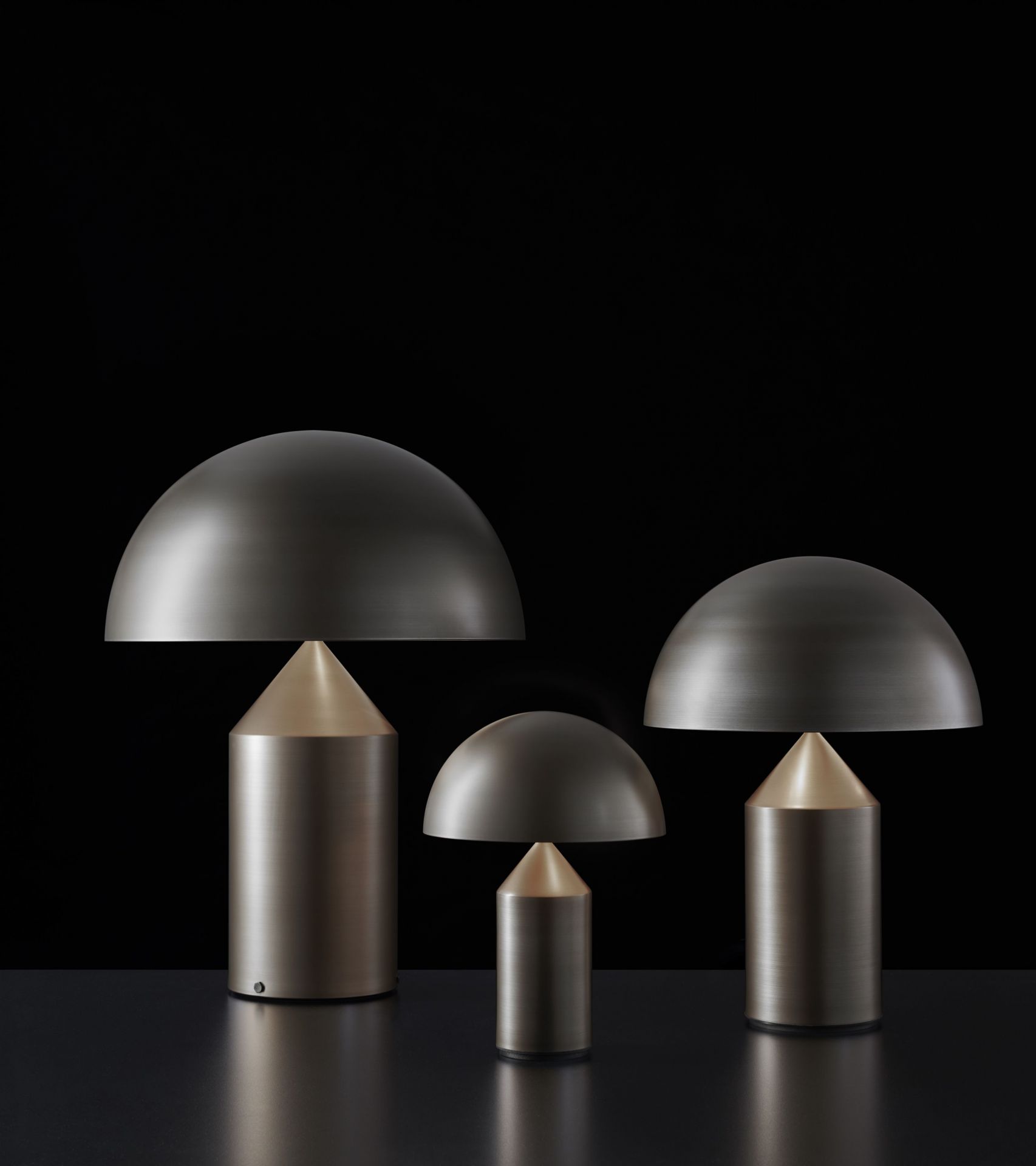Drei Atollo Tischleuchten in Satin Bronze von Oluce, verschiedene Größen. Designleuchte.