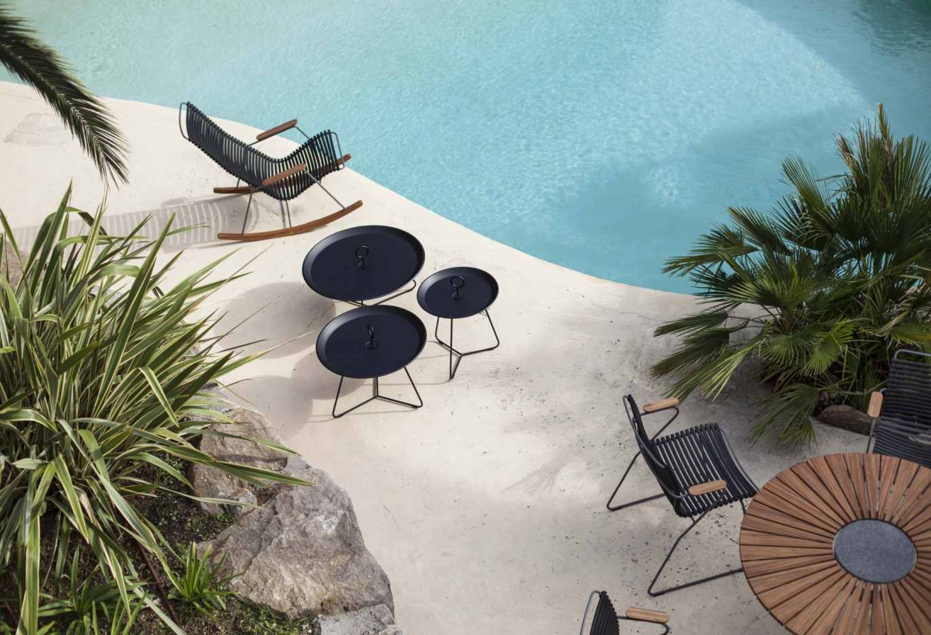 Draufsicht: Click Dining Stuhl mit Armlehne von Houe in Dunkelgrau, Outdoor Möbel am Pool.