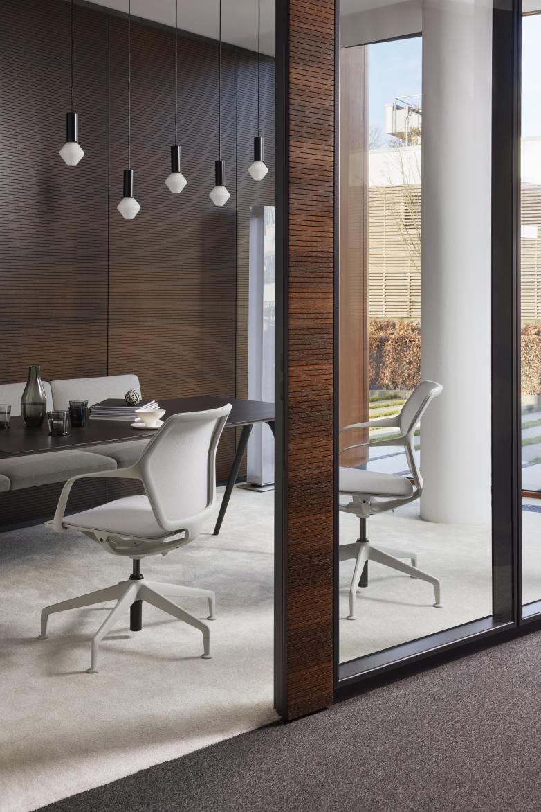 Ray Work 9220 Bürodrehstuhl von Brunner in Weiß, moderner Konferenzraum mit Drehstuhl und Besprechungstisch.