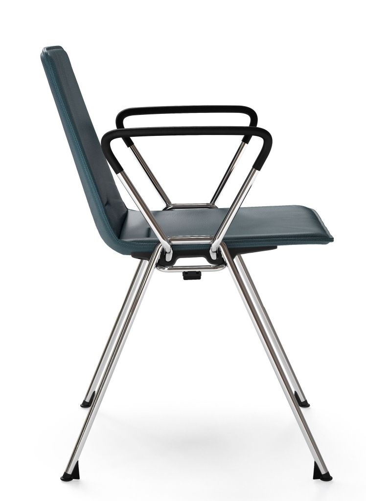 1651 Yunity Armchair von Walter Knoll, blauer Armlehnstuhl mit verchromtem Gestell, Seitenansicht.