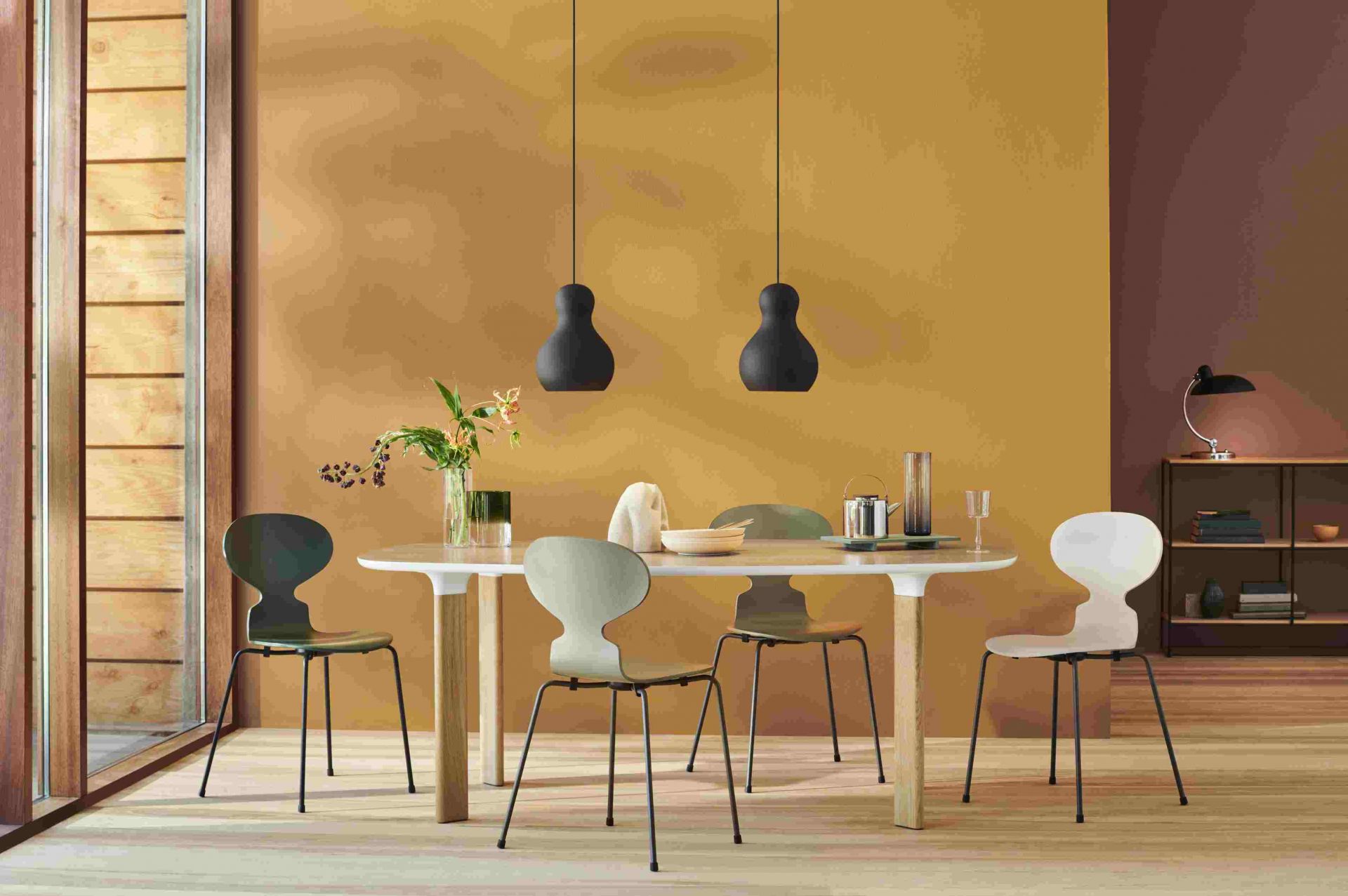 Esszimmer mit Esstisch und vier Fritz Hansen Ameise Stühlen mit vierbeinigen, schwarzen Stahlgestellen.