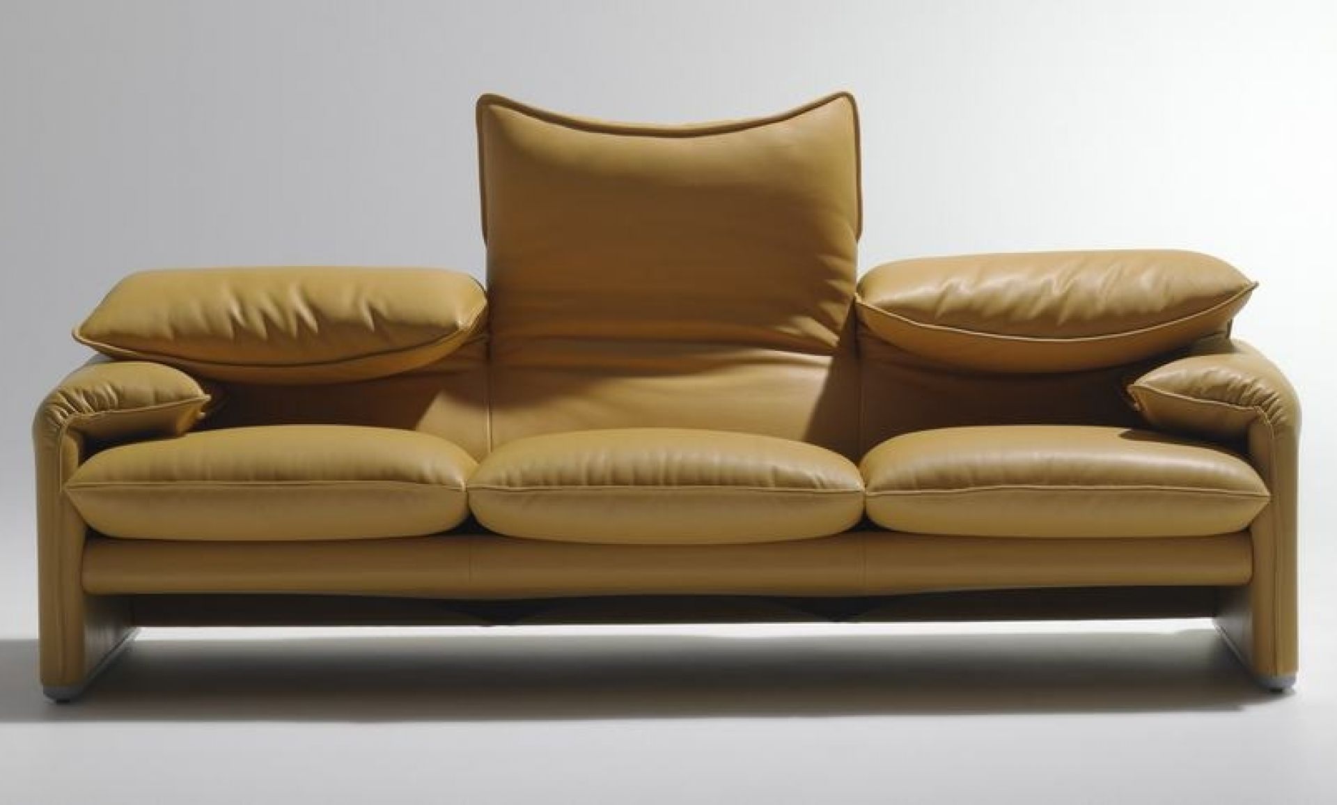 Cassina Maralunga Sofa, Dreisitzer, gelbes Leder, modernes Design Sofa für Wohnzimmer und Büro.