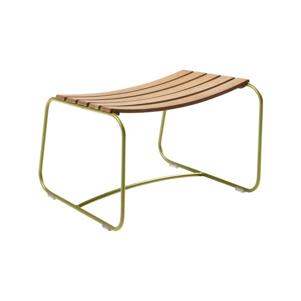 Fermob Surprising Outdoor Fußhocker mit Holzlatten und grünem Metallgestell, freigestellt auf weißem Hintergrund.
