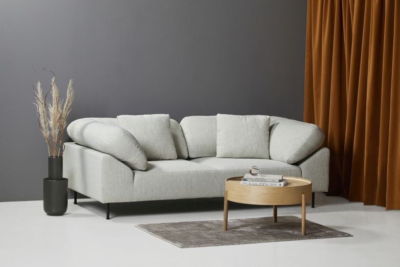 Woud Tint Rug Teppich 170x240 cm in Grau unter einem Sofa und einem Holztisch.