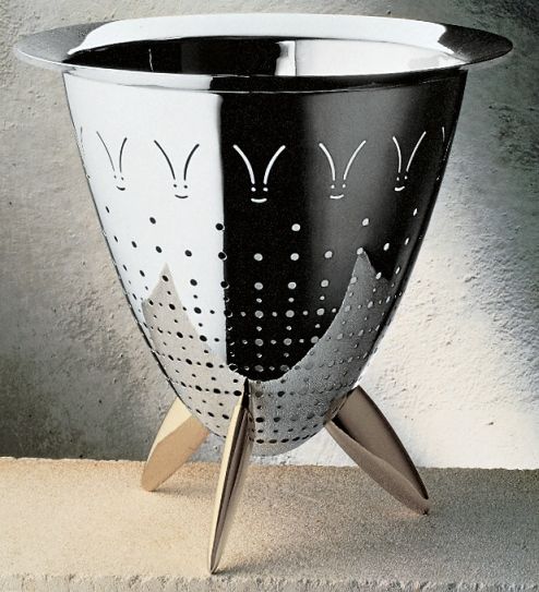 Alessi 90025 Max le chinois Standsieb aus Edelstahl mit lustigen Gesichtsmustern und drei Füßen.