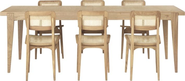 Gubi S-Table Esstisch ausziehbar aus Eiche mit passenden Stühlen mit Wiener Geflecht.