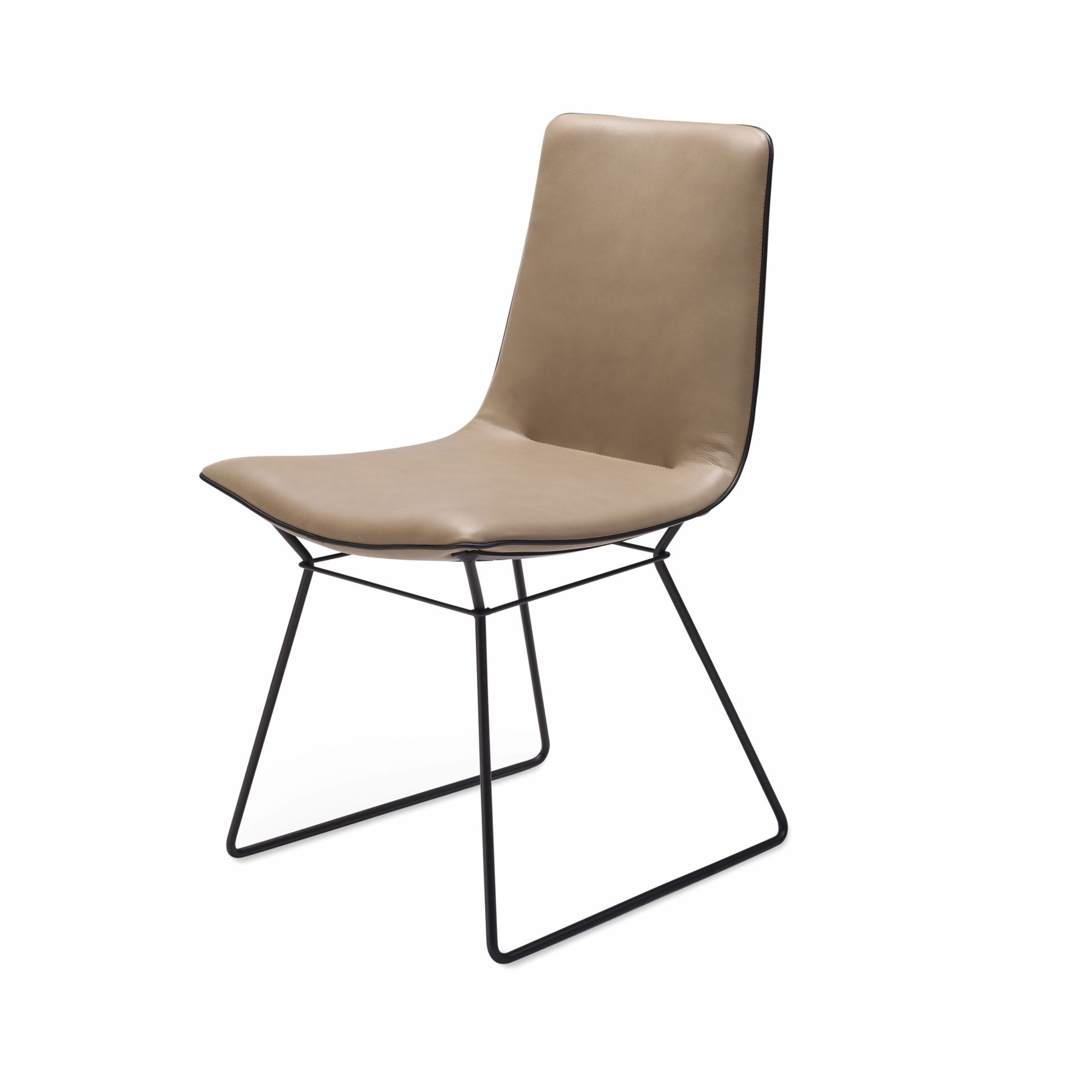 Amelie Stuhl von Freifrau Manufaktur, beige Leder Sitzfläche und Rückenlehne, filigranes schwarzes Metallgestell.