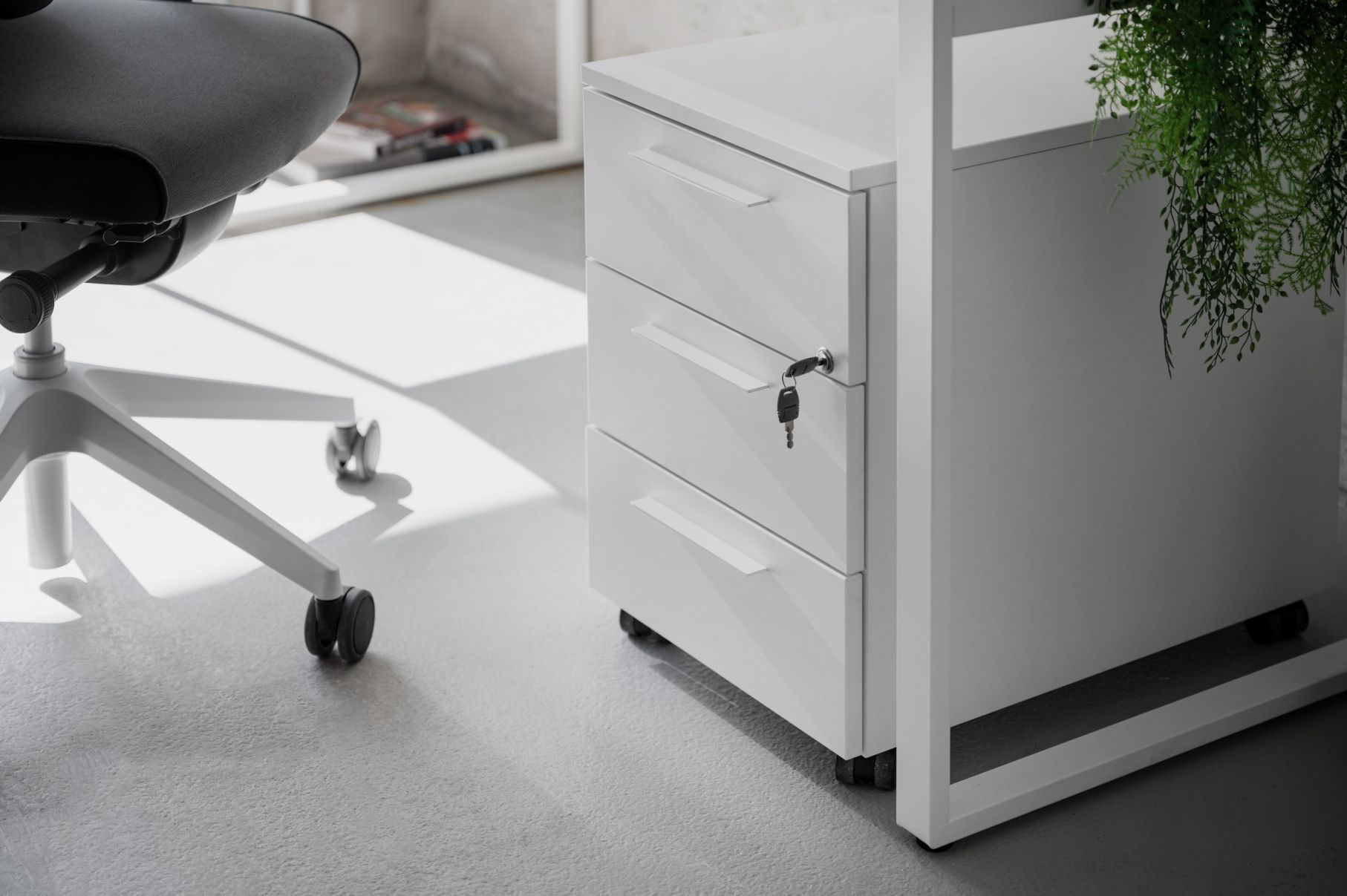 Weißer Frezza Rollcontainer Pedestal mit drei Schubladen und Schlüssel für Büroorganisation.