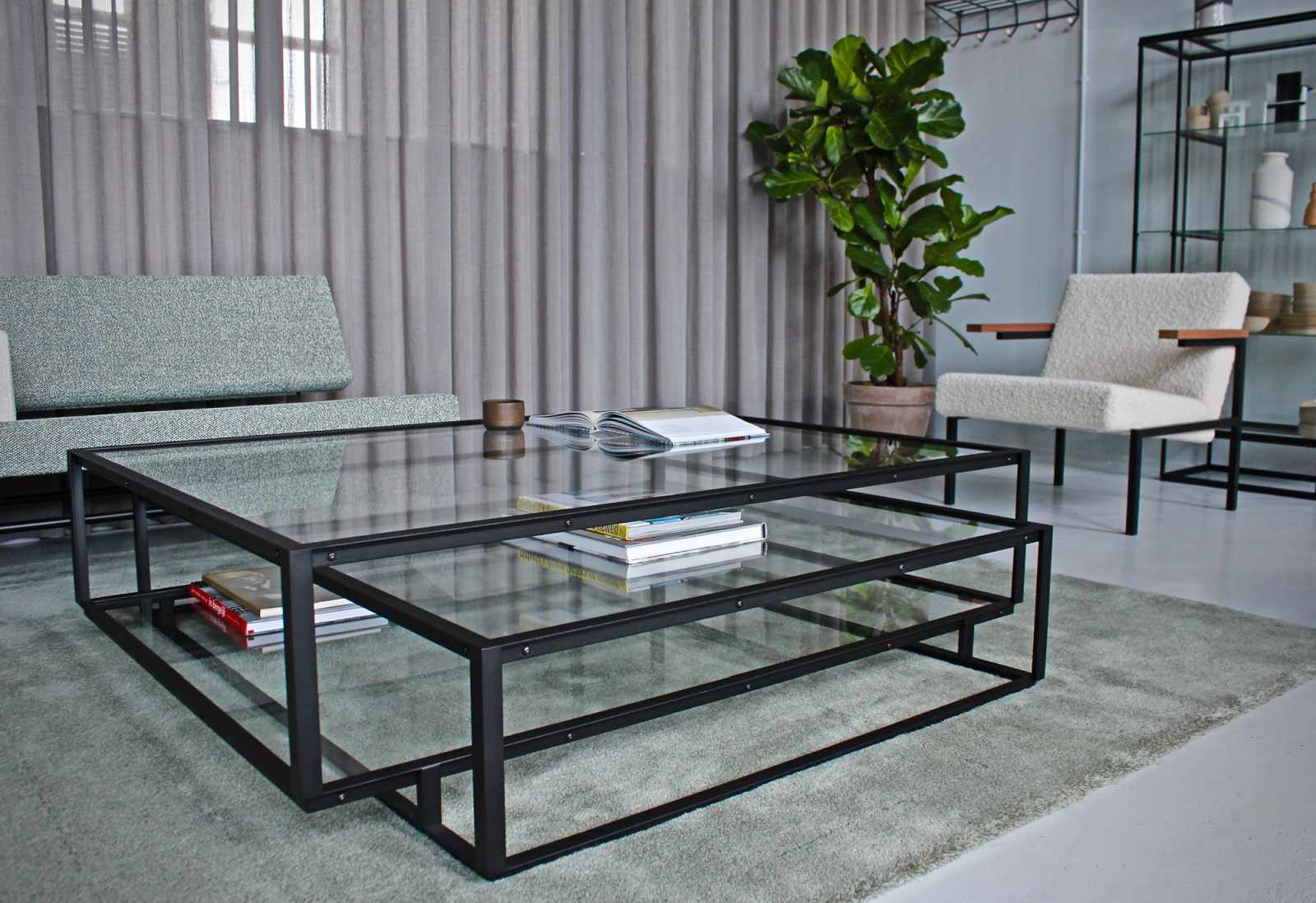 Moderner Tangled Square Couchtisch mit Glasplatte und schwarzem Metallrahmen im Wohnzimmer.