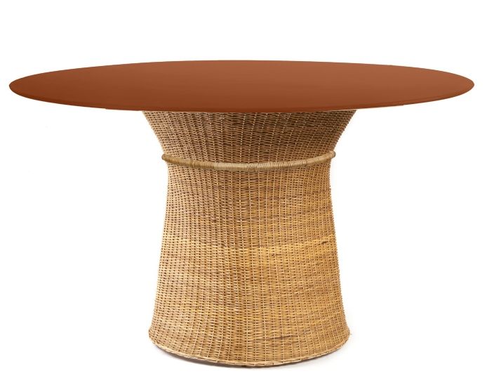 Caribe Esstisch: Runder Outdoor-Tisch mit brauner Tischplatte und geflochtenem Rattan-Fuß.