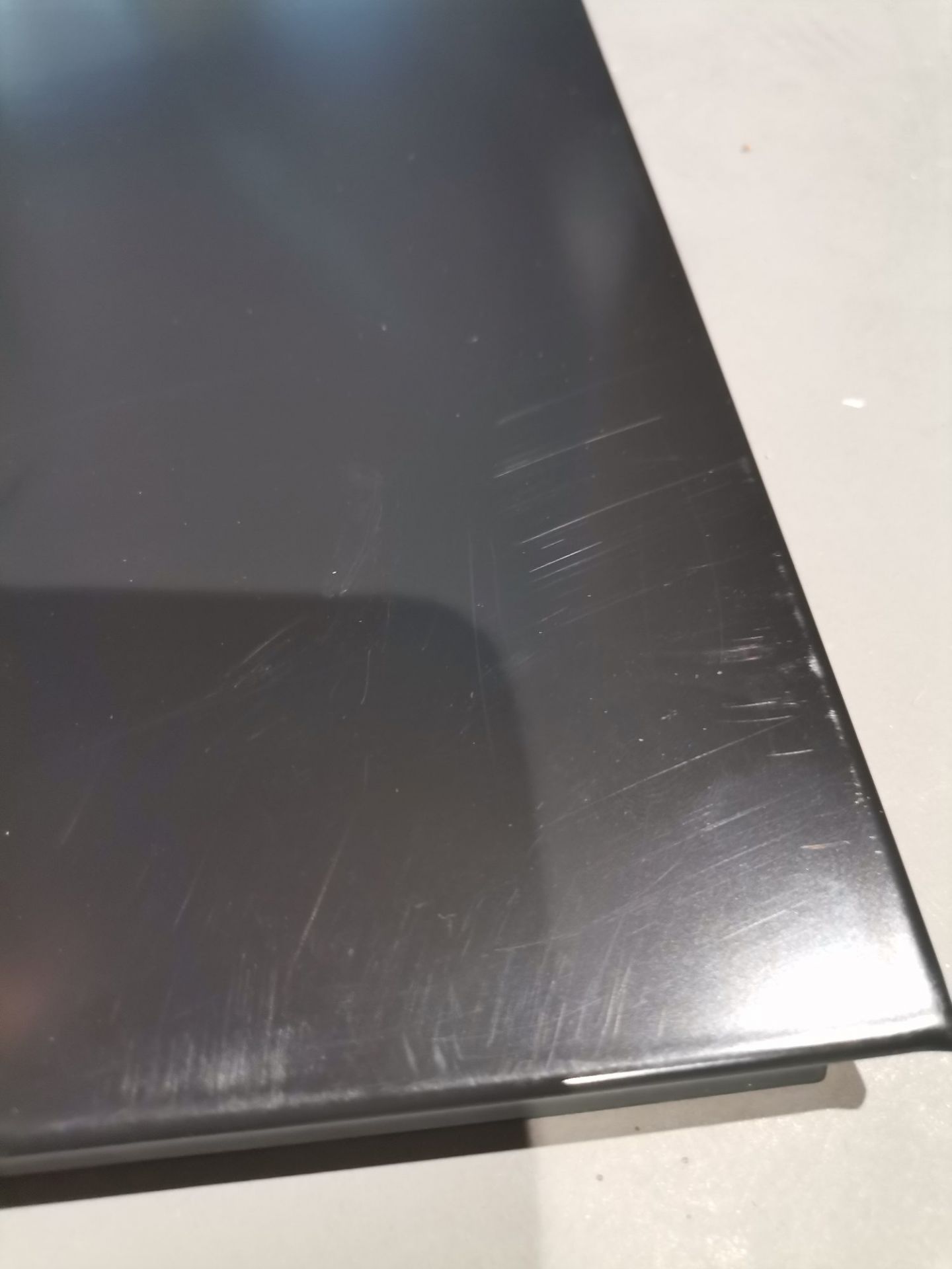 Detailaufnahme einer schwarzen USM Haller Tischplatte mit Kratzern, ein Mängelexemplar für Ersatzteile.