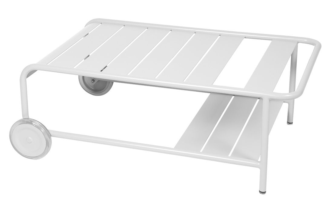 Weißer Luxembourg Outdoor Beistelltisch von Fermob mit Rollen, ideal für Garten, Terrasse und Balkon.