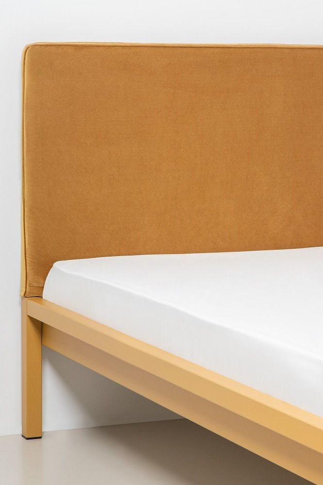 Pure Bett mit sandgoldenem Stahlrahmen und samtigem, naturfarbenem Polsterkopfteil. Modernes Schlafzimmer Design.