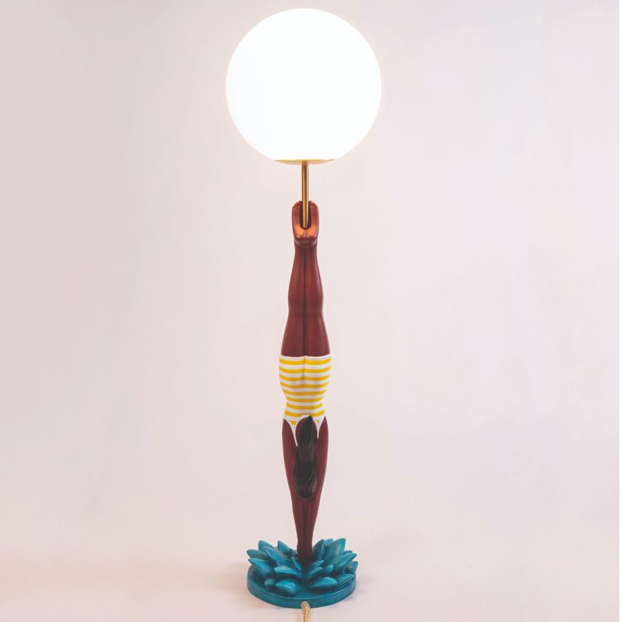 Gelbe Seletti Diver Tischleuchte: Taucherfigur mit Kugel als Lampe, dekorative Wohnraumleuchte.