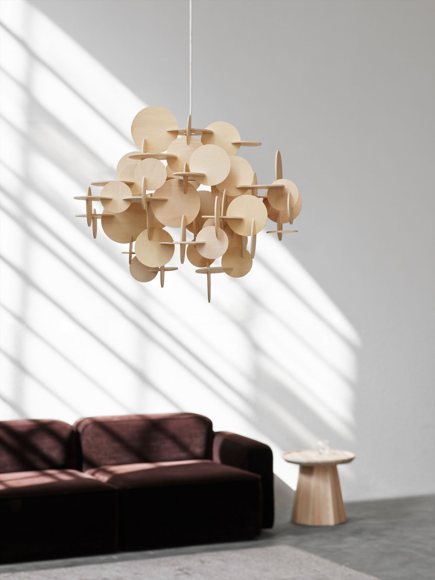 Nahaufnahme der Normann Copenhagen Bau Lamp Natur Pendelleuchte aus Holz im Wohnzimmer.