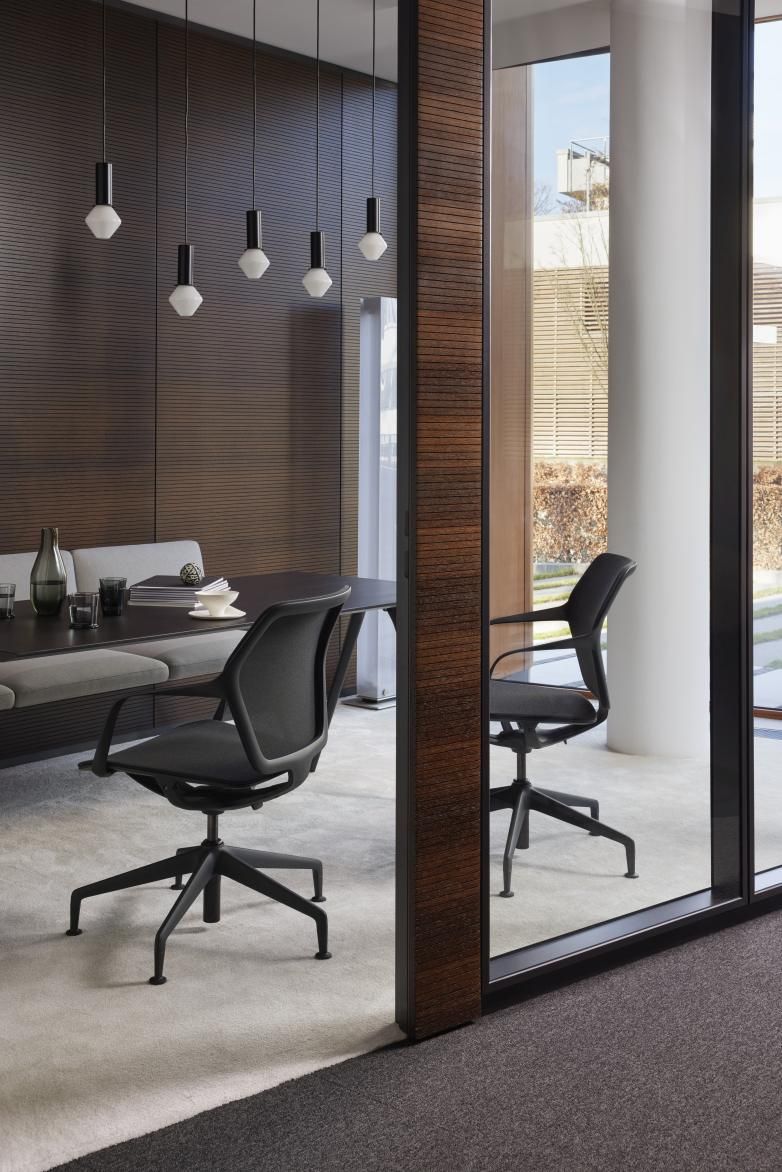 Ray Work 9220 Bürodrehstuhl von Brunner in Schwarz, ergonomischer Schreibtischstuhl für modernes Bürodesign.