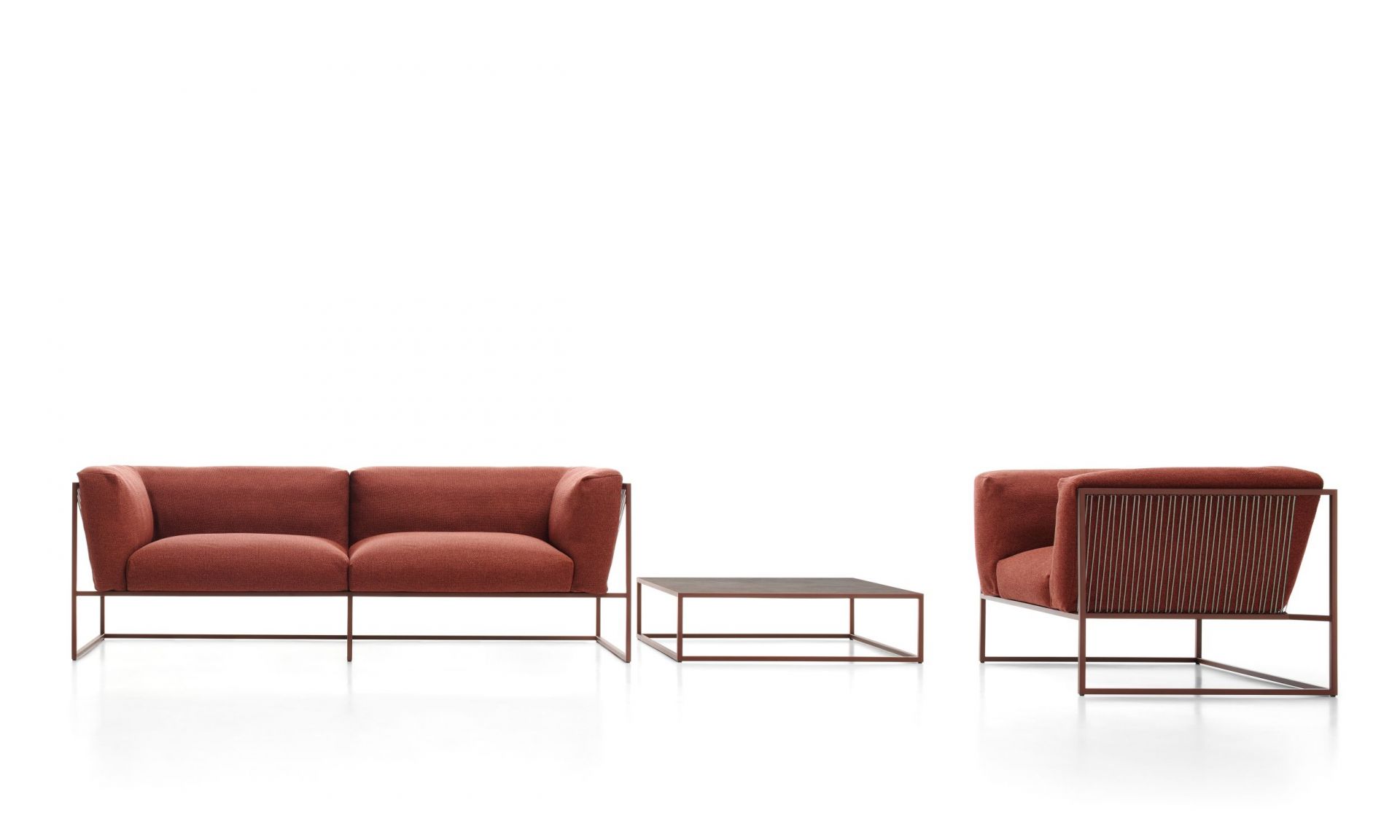 Arpa Outdoor Sofa 3-Sitzer von MDF Italia mit Sessel und Couchtisch in Rostrot.