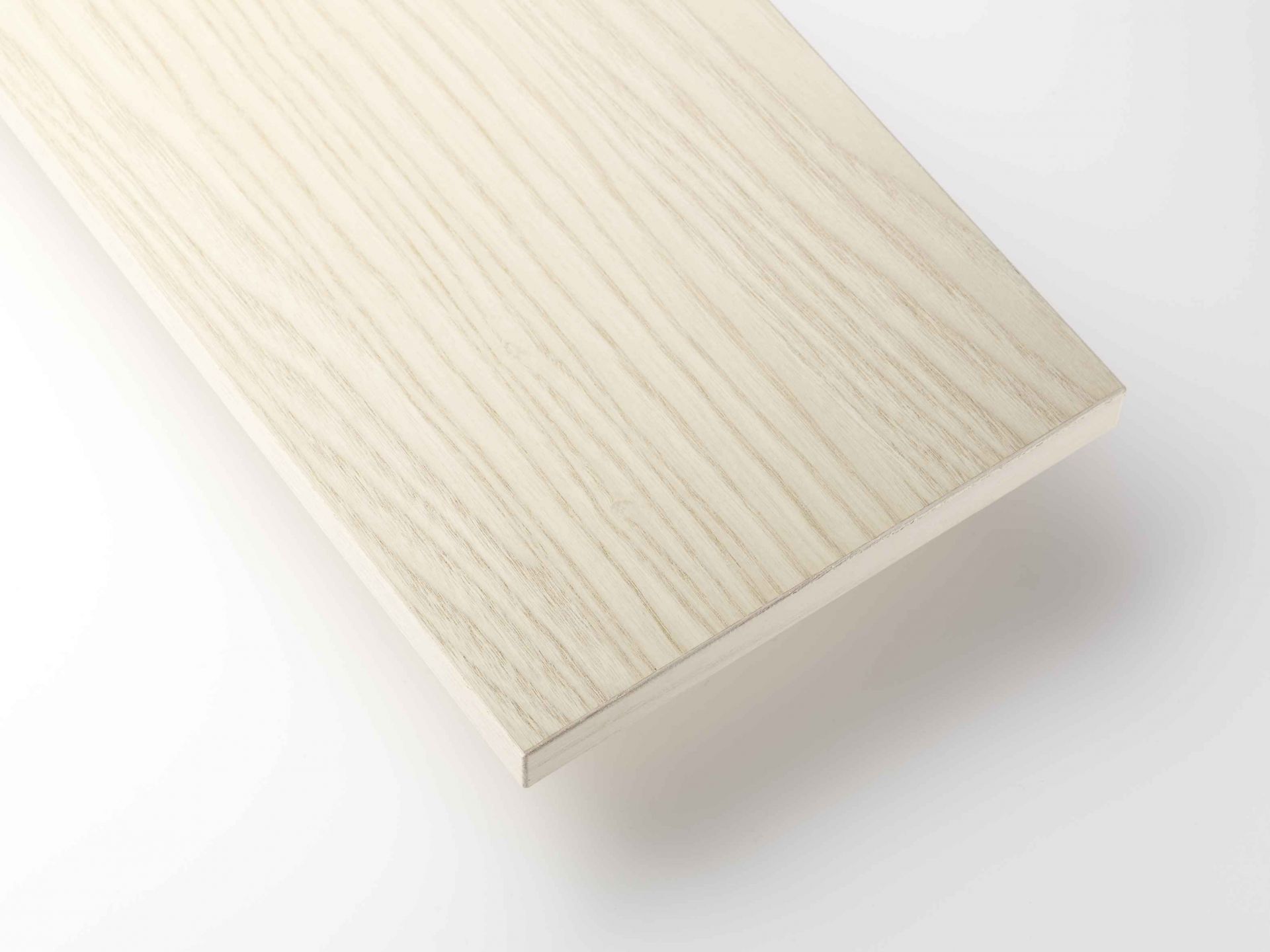 Detailaufnahme eines einzelnen Zusatz-Fachbodens aus Esche für das String Regalsystem, Tiefe 20 cm.