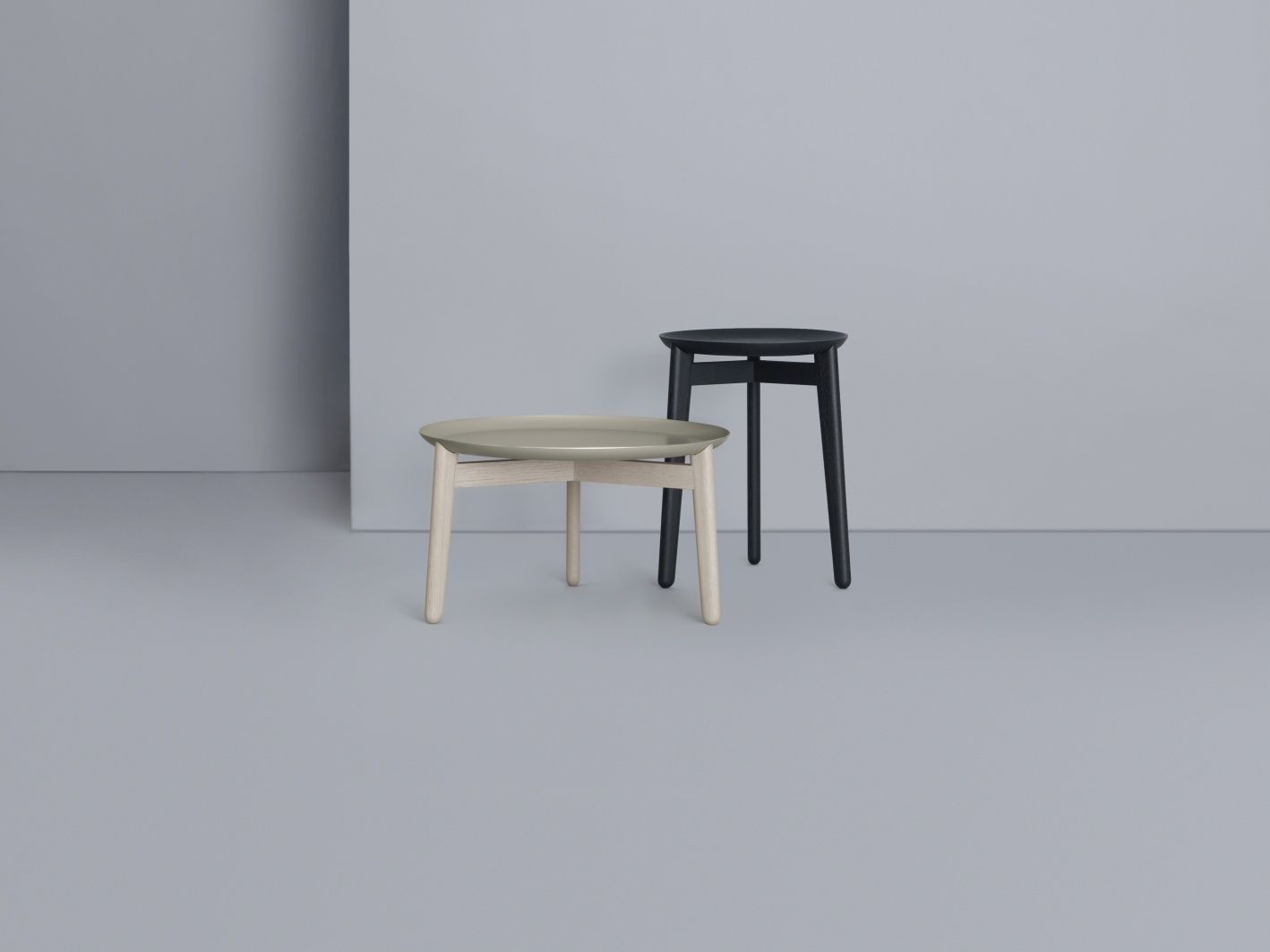 Zwei moderne Beistelltische: Plaisir 2 Beistelltisch von Zeitraum in Beige und Schwarz, minimalistisches Design.