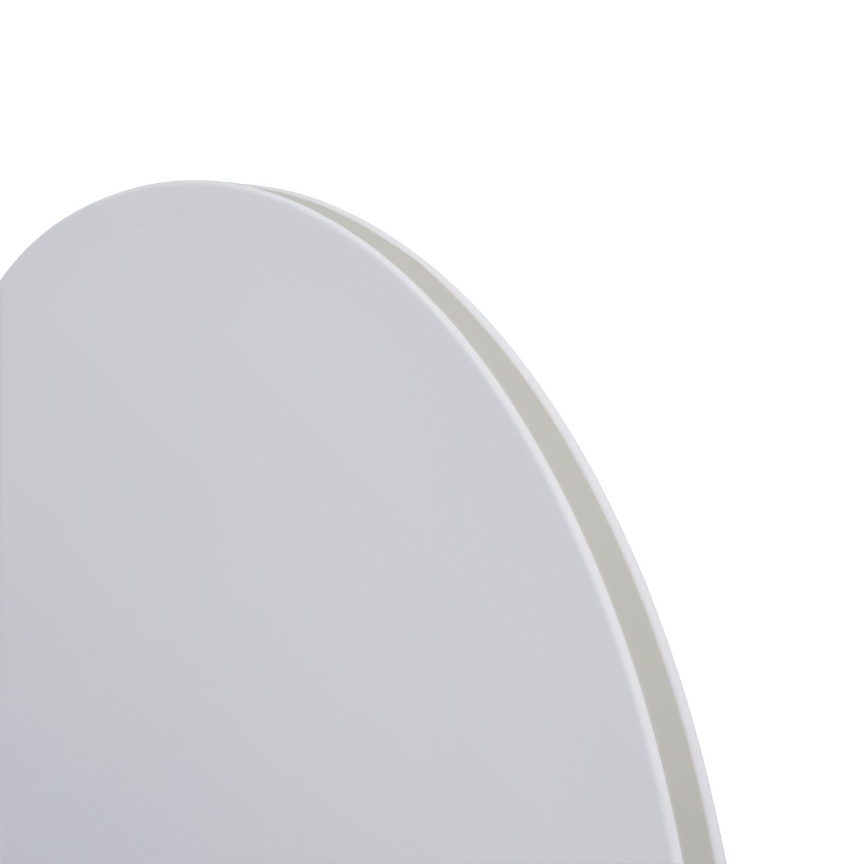Detailaufnahme der runden, weißen Calm Wandleuchte von Muuto, modernes Design für stilvolle Innenbeleuchtung.