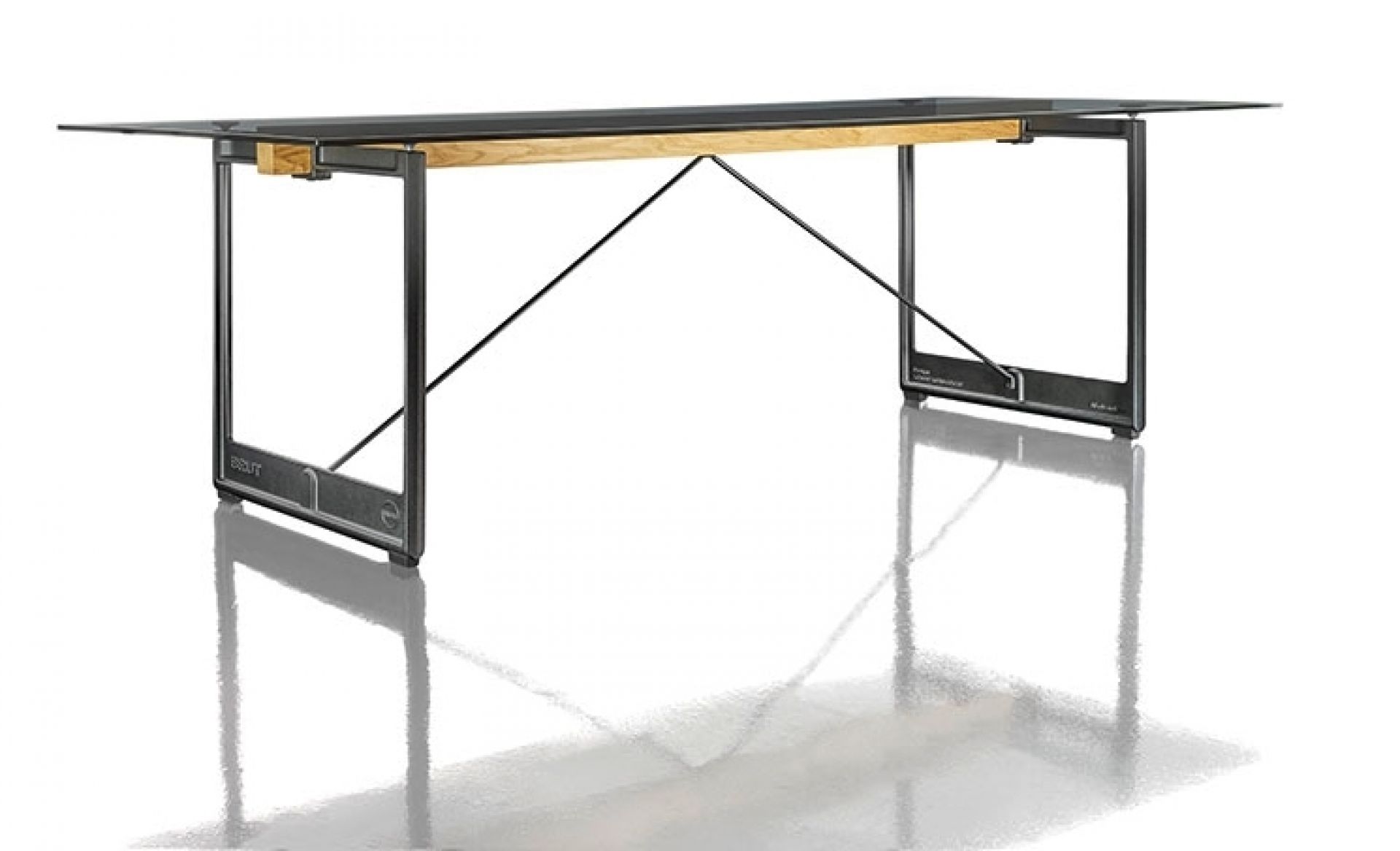 Brut Tisch von Magis mit Glasplatte und Metallgestell, modernes Design für Esszimmer.