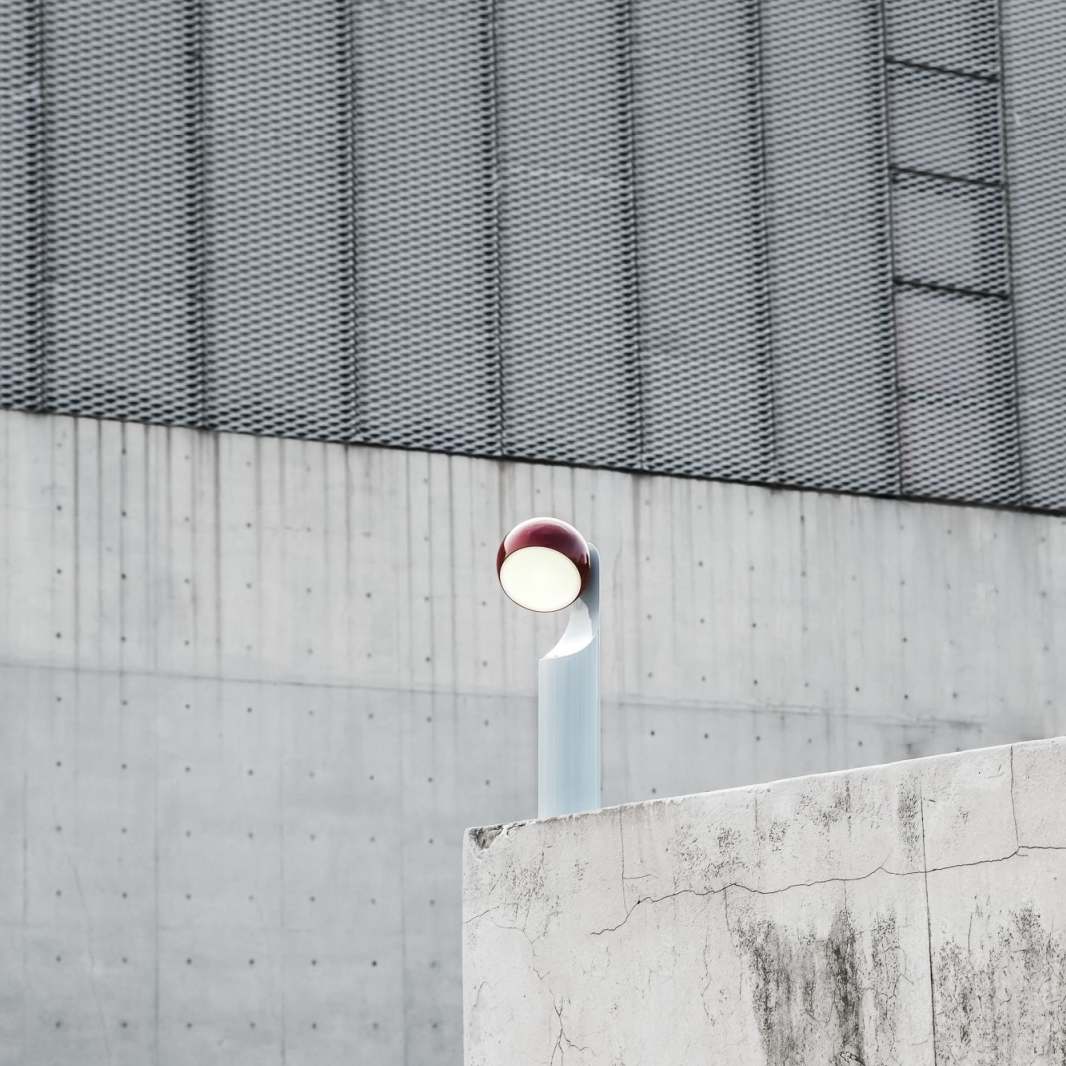 Mono Portable Reading Lamp Akkuleuchte in Rostrot, moderne Tischleuchte für Innen und Außen.