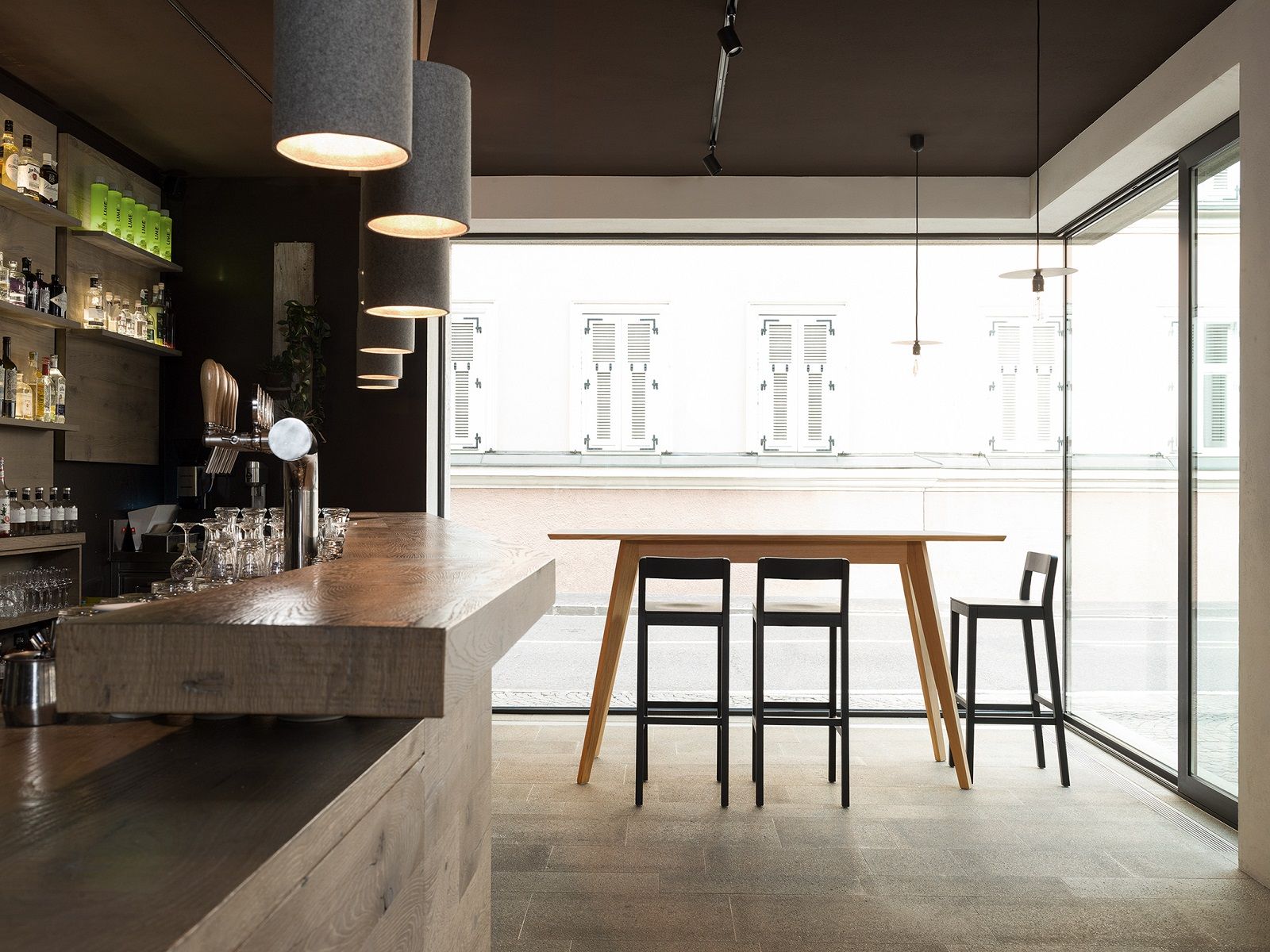 CENA High Hochtisch: Rechteckiger Stehtisch aus Holz mit Barhockern in modernem Ambiente.