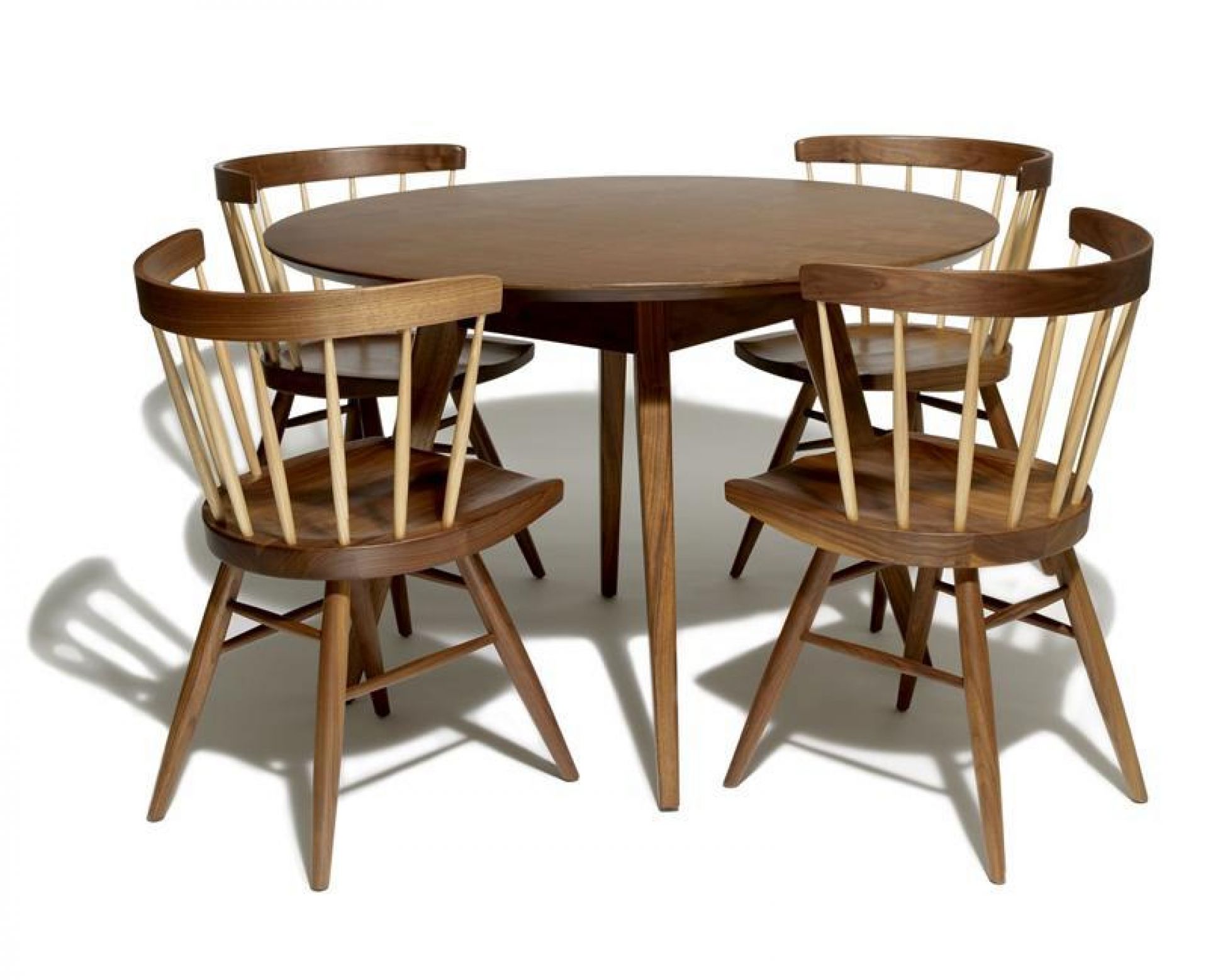 Holzfarbener Esstisch mit vier passenden Straight Stühlen von Knoll International. Moderne Möbel für Esszimmer.