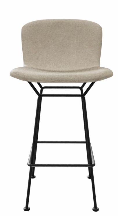 Bertoia Barhocker von Knoll International mit beigem Sitzpolster und schwarzem Metallgestell, Frontansicht.