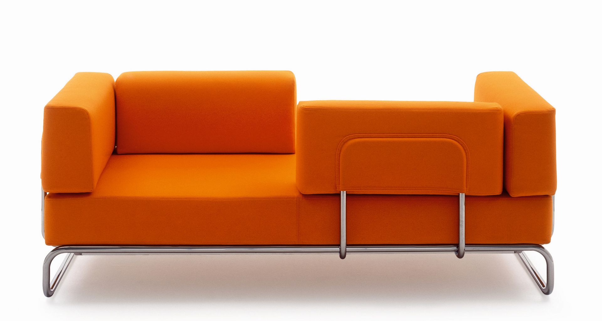 Oranges Thonet Sofa S 5200 mit hohem Polsterteil und verchromtem Stahlrohrgestell. Modernes Designmöbel für Wohnzimmer.