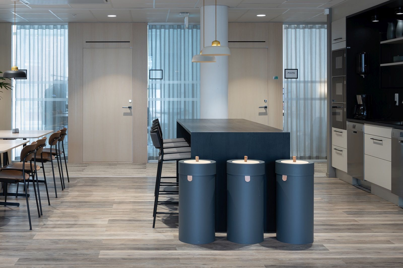 Drei blaue Mizetto Mülleimer zur Mülltrennung im modernen Büro, Teil der Bin There Kollektion.