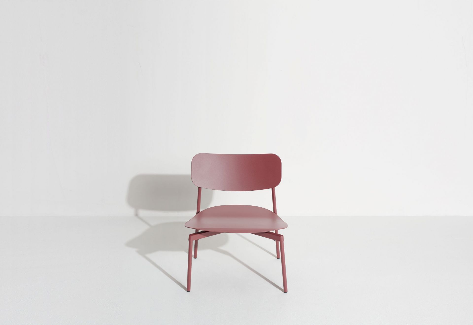 Fromme Lounge Chair in Braunrot von Petite Friture: Moderner Sessel für Wohnzimmer und Büro.