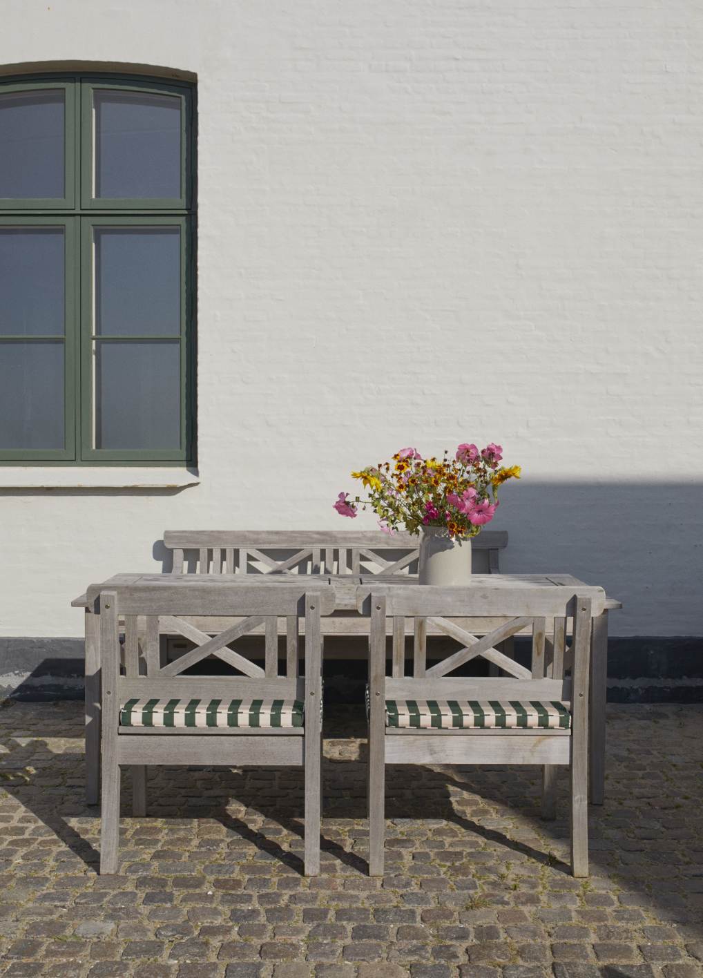Drachmann Tischgruppe von Skagerak by Fritz Hansen, Esstisch und Stühle für den Garten.