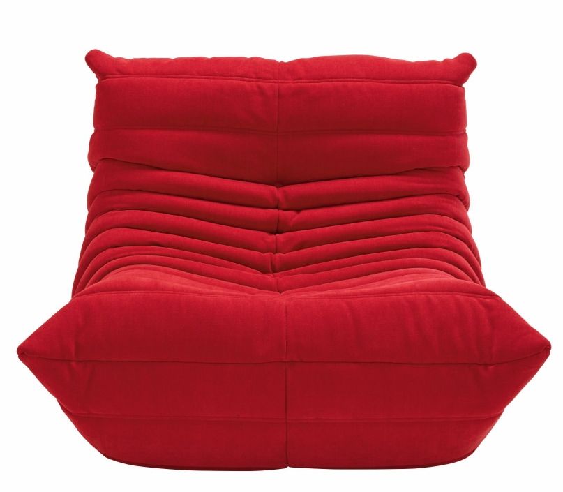 Roter Togo Sessel von ligne roset, moderner Polstersessel mit Cordbezug für Wohnzimmer und Lounge.