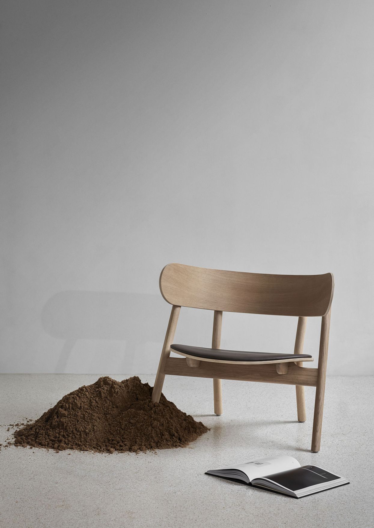 Oaki Lounge Chair mit Polster Northern: Holzstuhl mit Lederpolster, minimalistisch und modern.