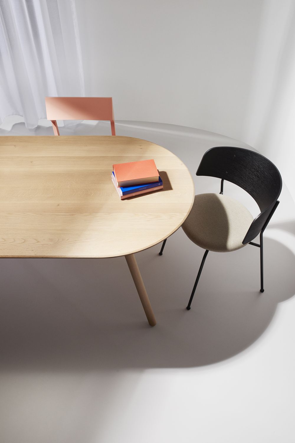 WAGNER fauteuil met zwart frame OUT