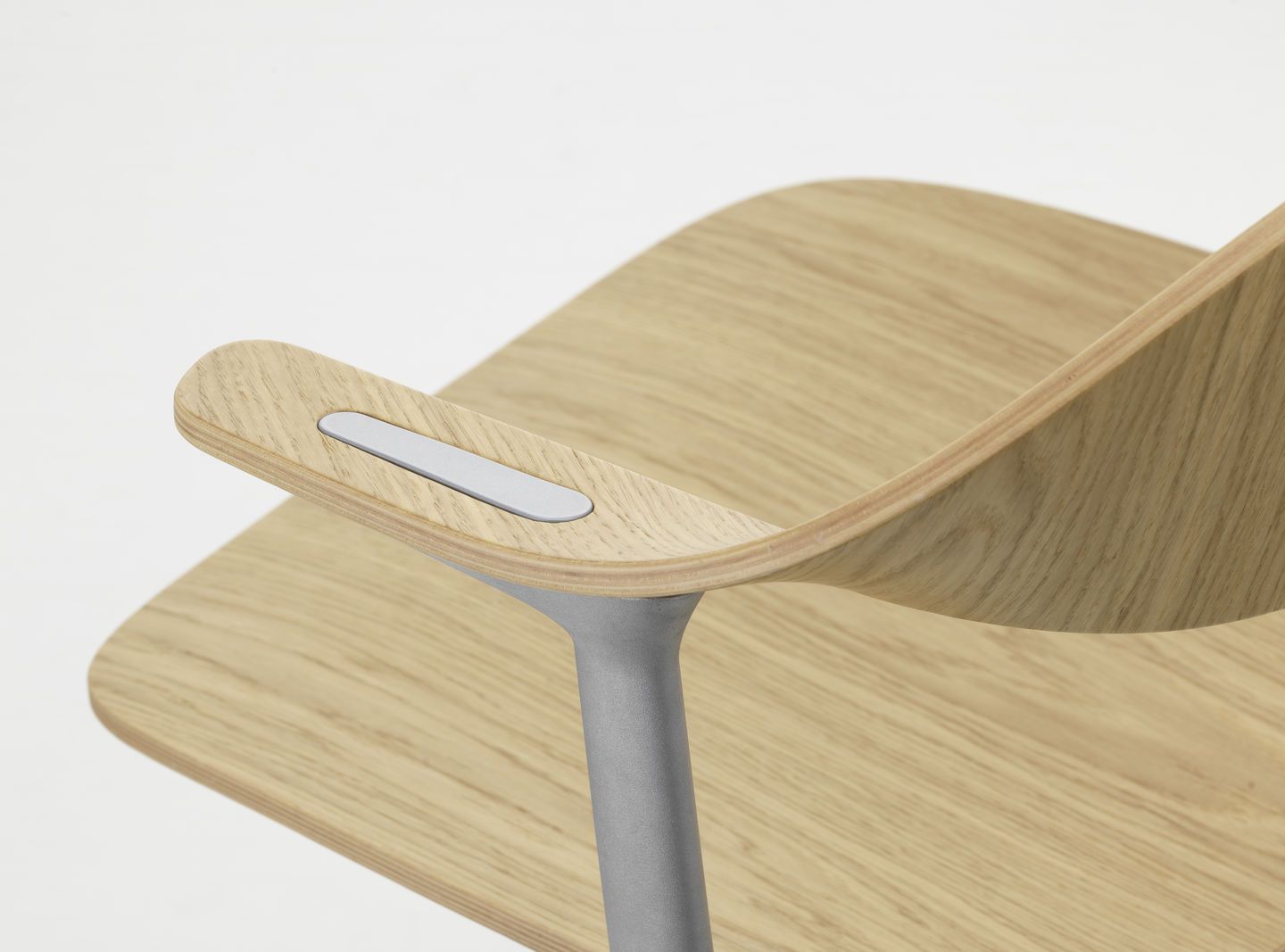 Detailaufnahme des Mynt Bürodrehstuhls von Vitra mit Sitzfläche und Rückenlehne aus hellem Schichtholz.