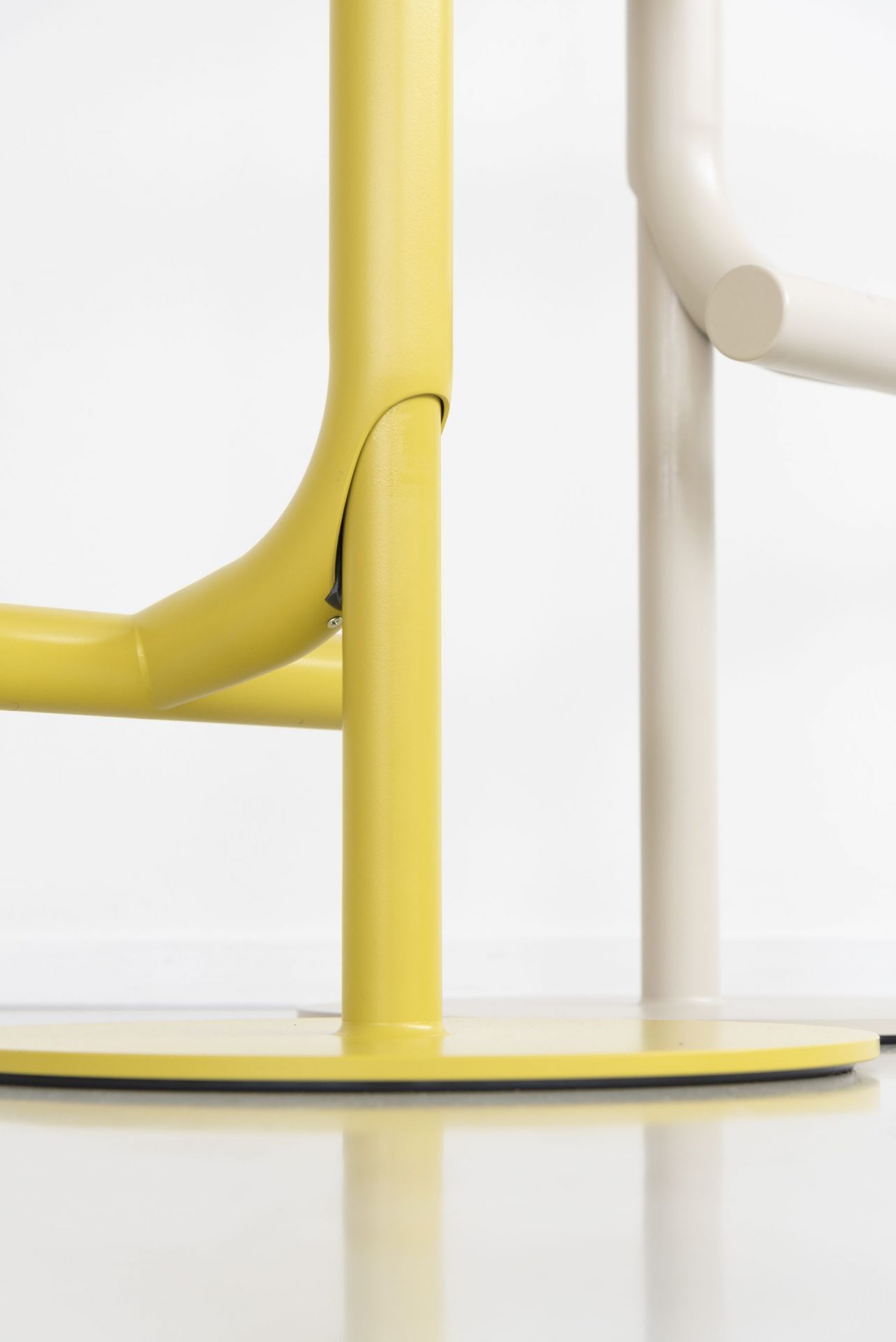 Detailaufnahme von gelbem und beigem Tibu Stool Hocker von Magis, modernes Möbeldesign für Wohnen und Büro.