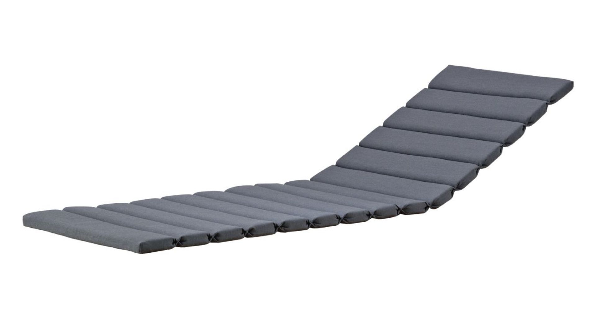 Graues Amaze Kissen von Cane-Line für eine bequeme Outdoor Sonnenliege, isoliert auf Weiß.