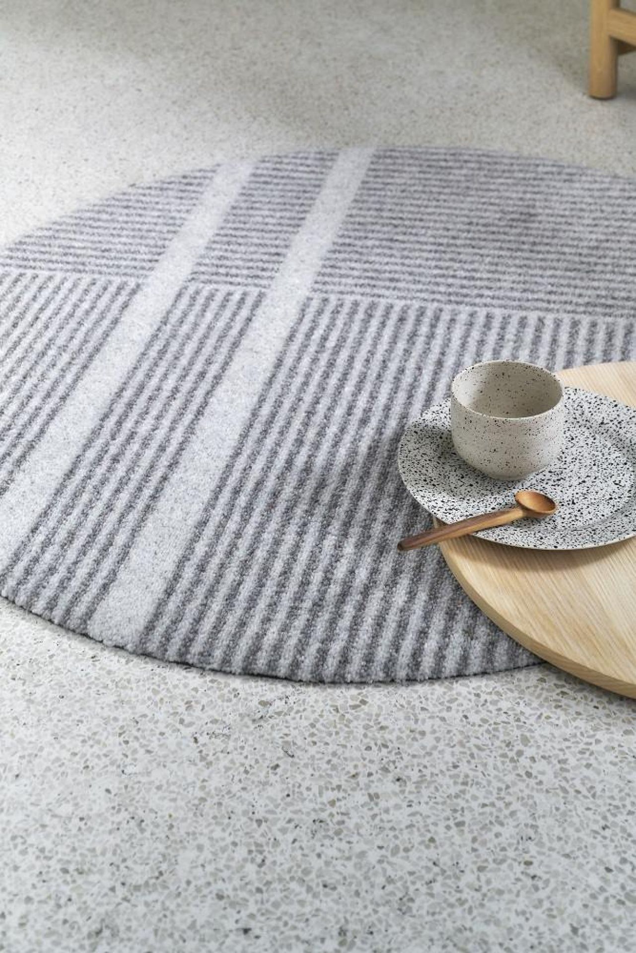 Løype Fußmatte in Breezy Beige mit geometrischem Streifenmuster, ideal für Innen- und Außenbereiche.