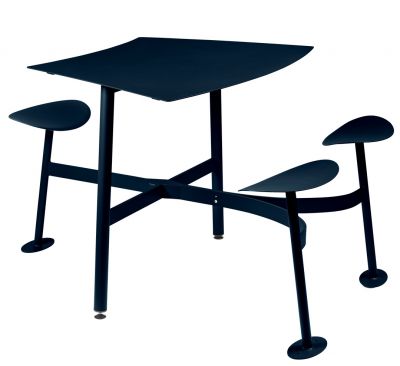 Blauer Bolder Tisch mit Sitzflächen von Fermob für den Außenbereich, ideal für drei Personen.