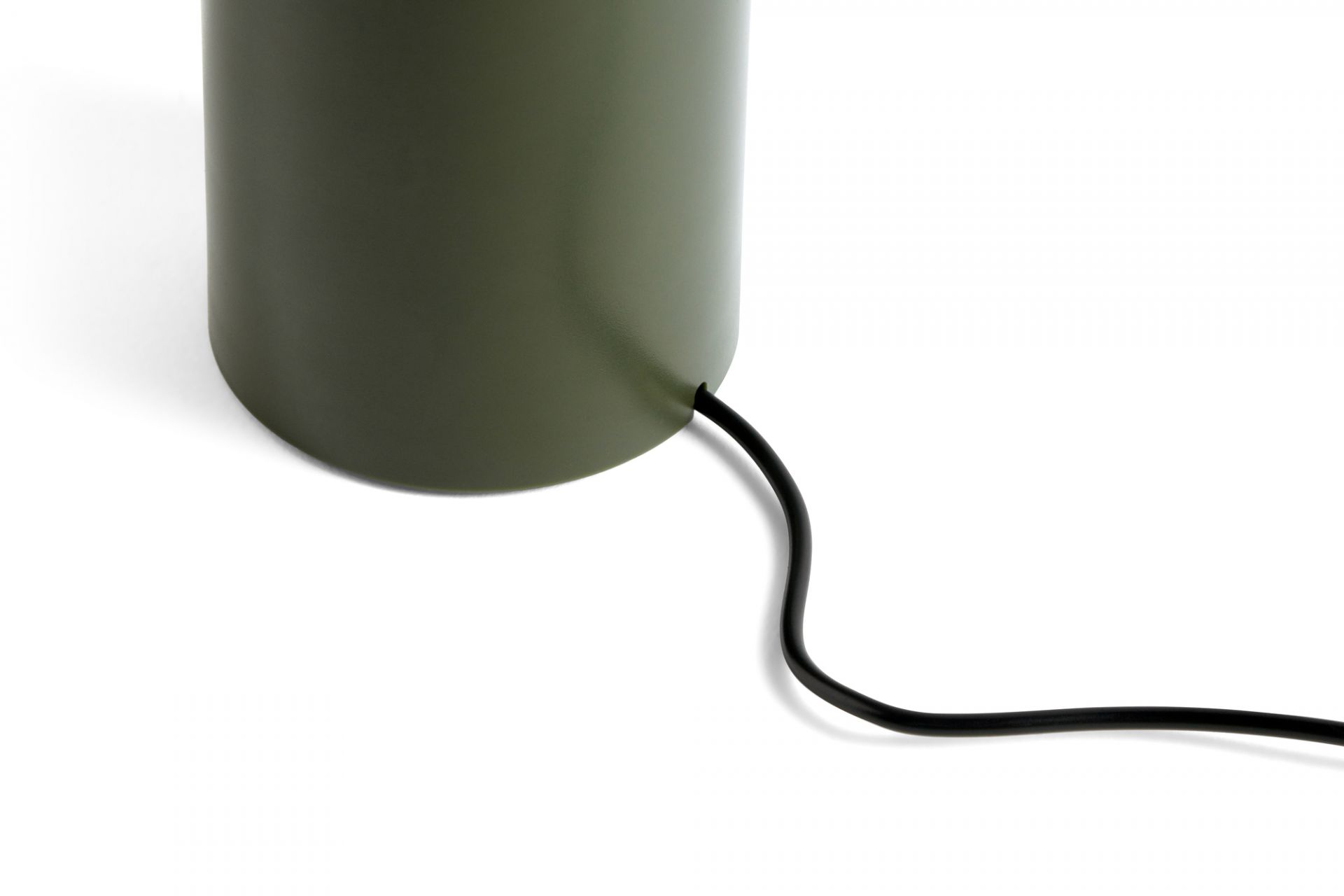 Detailaufnahme der PC Portable Akkuleuchte in Olive Hay mit schwarzem Kabel. Tischleuchte für Innen.
