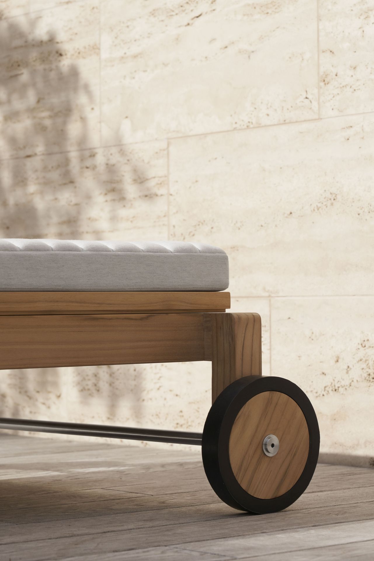 Detailaufnahme der AH604 Gartenliege von Carl Hansen & Søn aus Teakholz mit grauer Auflage.