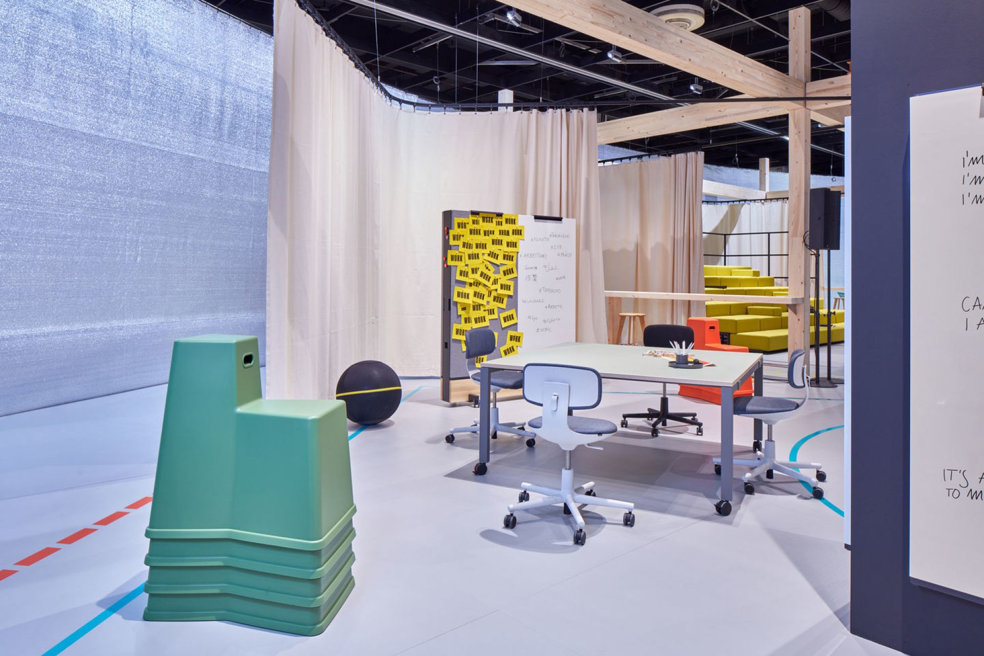 Heller Konferenzraum mit Vitra Rookie Bürodrehstühlen in Grau und Weiß an einem Tisch.