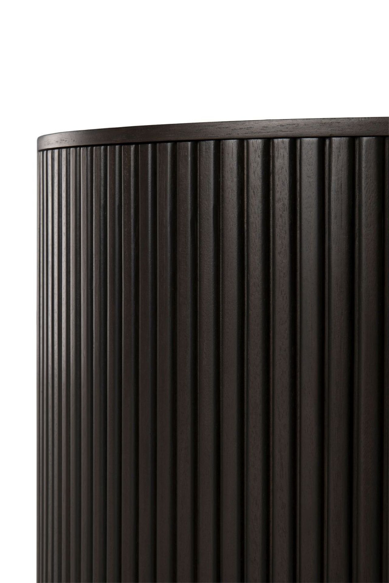 Detailaufnahme vom Ethnicraft Roller Couchtisch in Mahagoni mit geriffeltem Holzdesign.