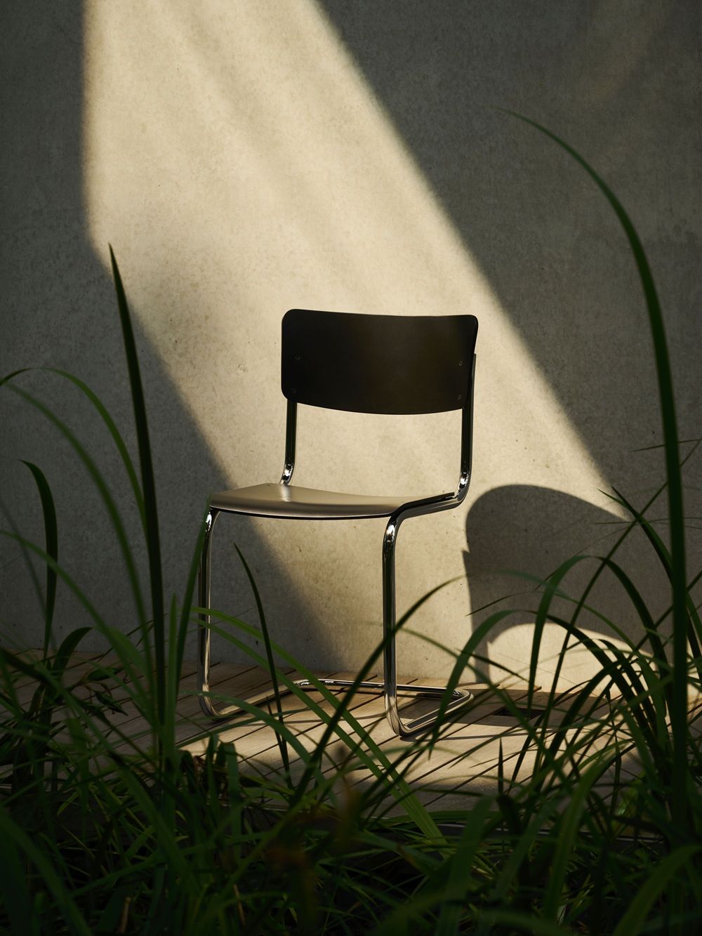 S 43 Klassieke stalen buisstoel met vrijdragende poten CHROOM/ZWART Thonet VOORKEURSCOMBINATIE
