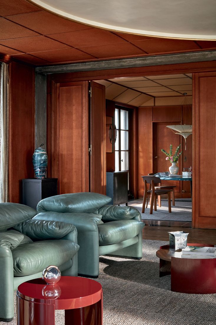 Nahaufnahme des grünen 675 Maralunga Sessels von Cassina in einem stilvollen Wohnzimmer.