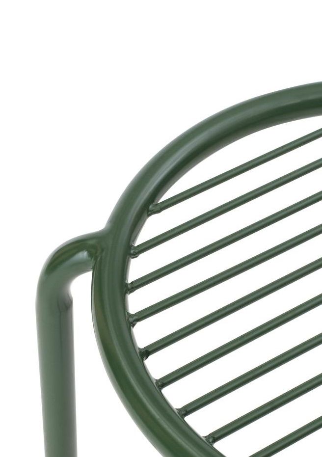 Detailaufnahme des grünen Vig Stool Outdoor Hockers von Normann Copenhagen, Fokus auf Rückenlehne und Sitzfläche.