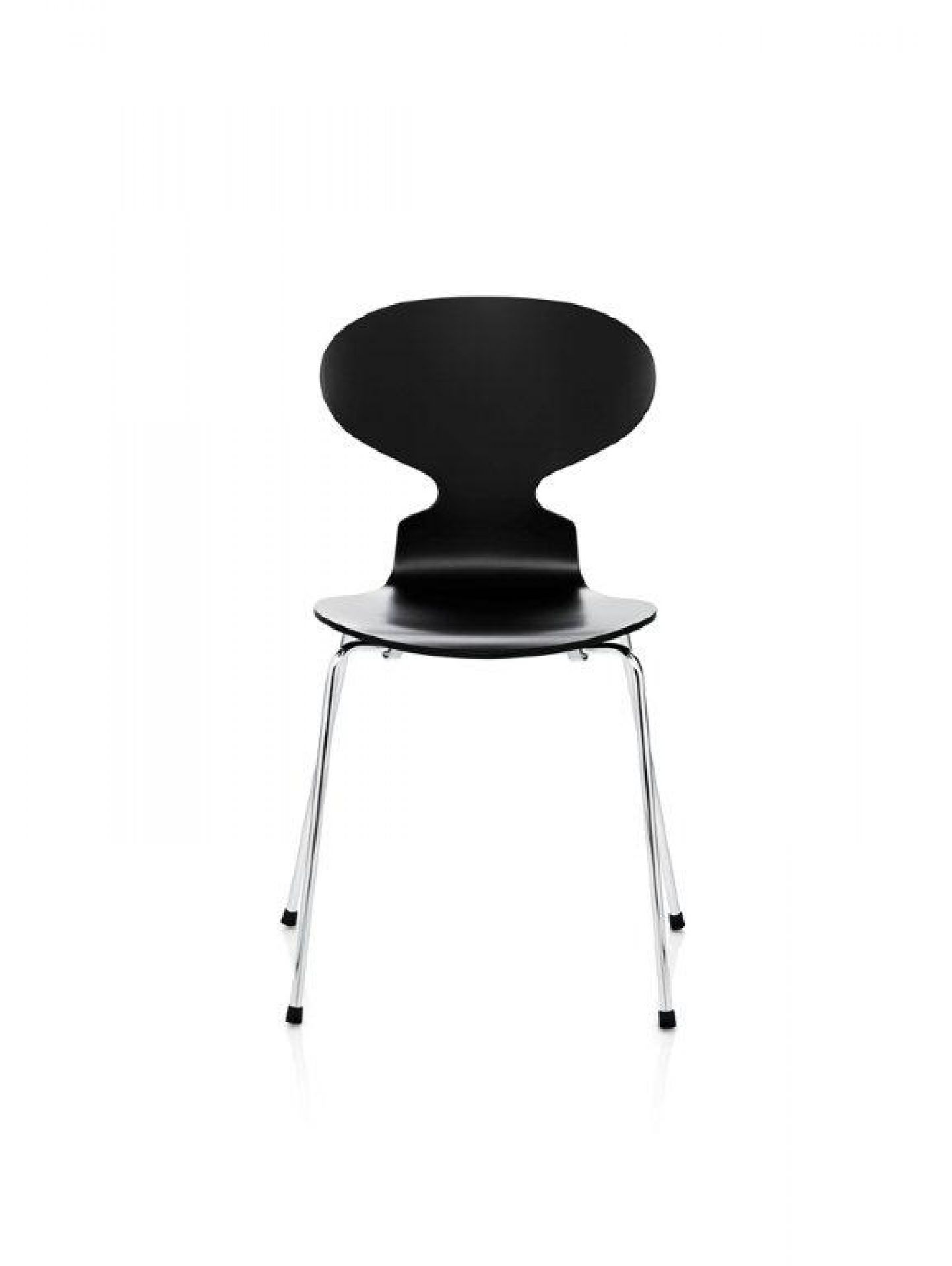 Schwarzer "Die Ameise" Stuhl von Fritz Hansen mit drei Chrombeinen, Designklassiker für modernes Wohnen.
