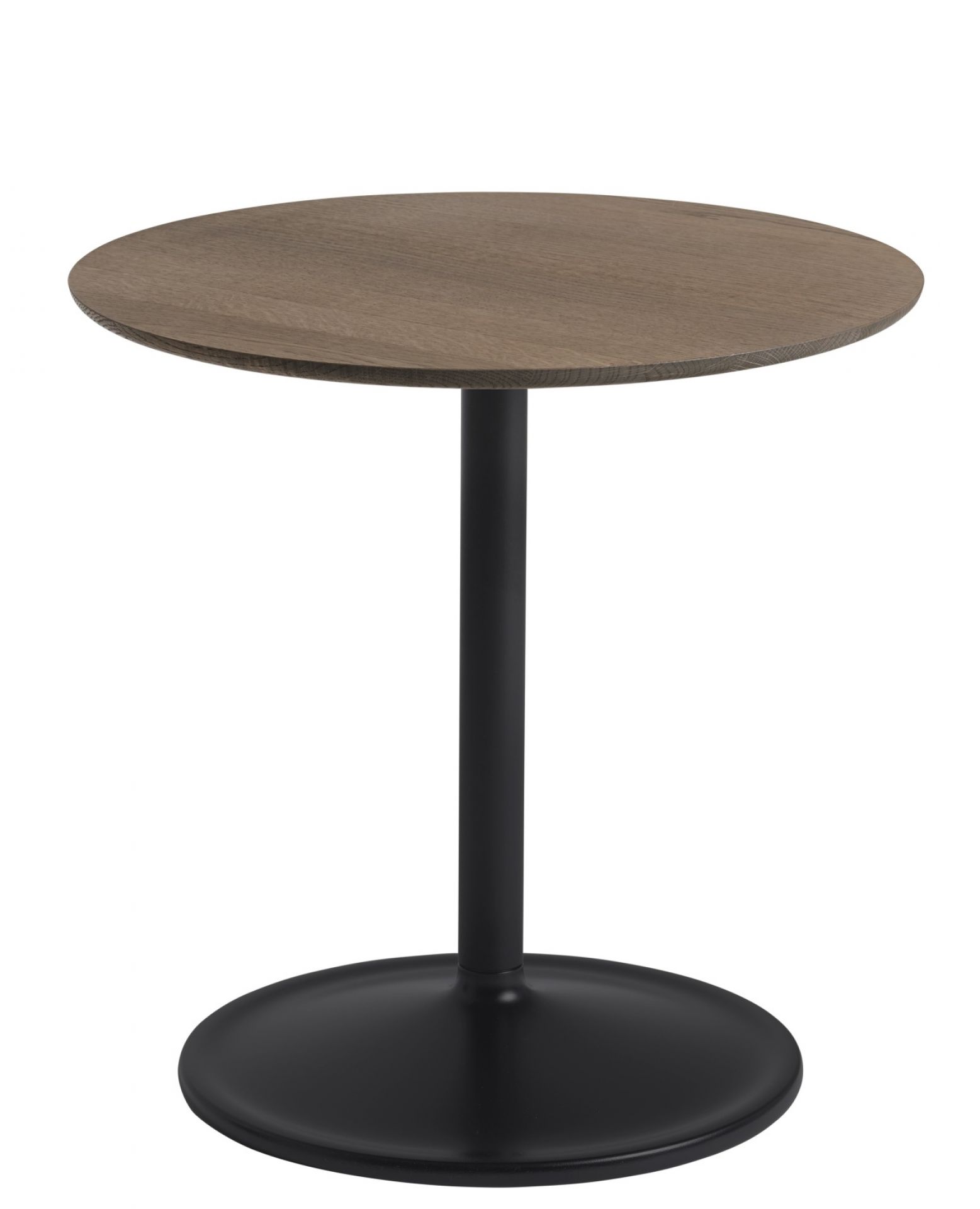Muuto Soft Side Table Beistelltisch mit runder, brauner Tischplatte und schwarzem Fuß auf weißem Hintergrund.
